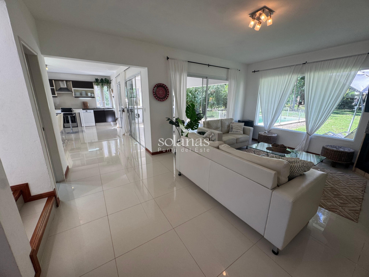 Casa ID.211 - Casa única en Solanas Village sobre lote propio - Espacio, luz y rentabilidad en un solo lugar