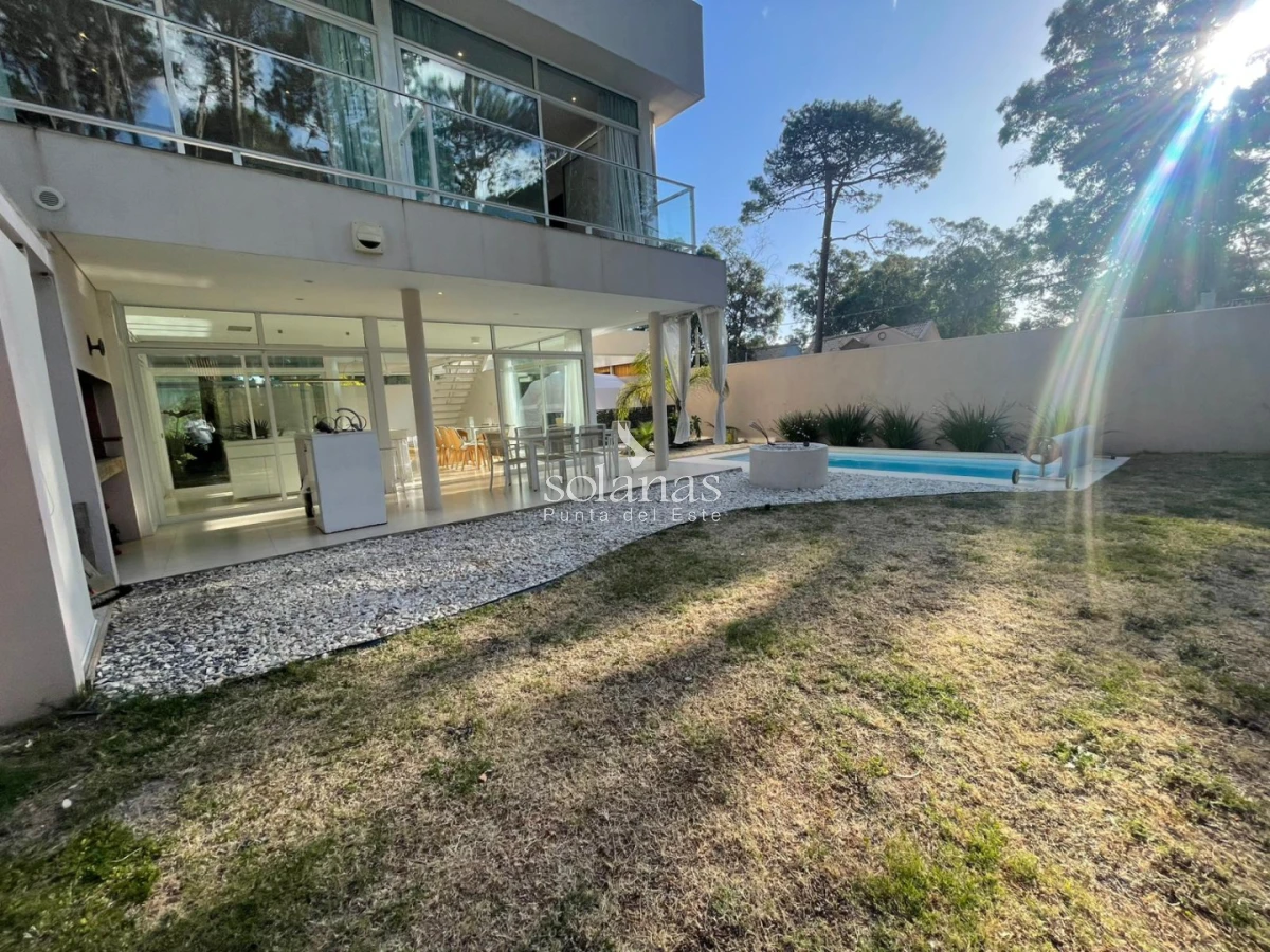 Casa ID.202 - 🏡 Elegancia Moderna en Cada Rincón: La Casa que Eleva Tu Estilo de Vida