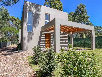 Santa Barbara. Modernas casas a estrenar en Parque Burnett