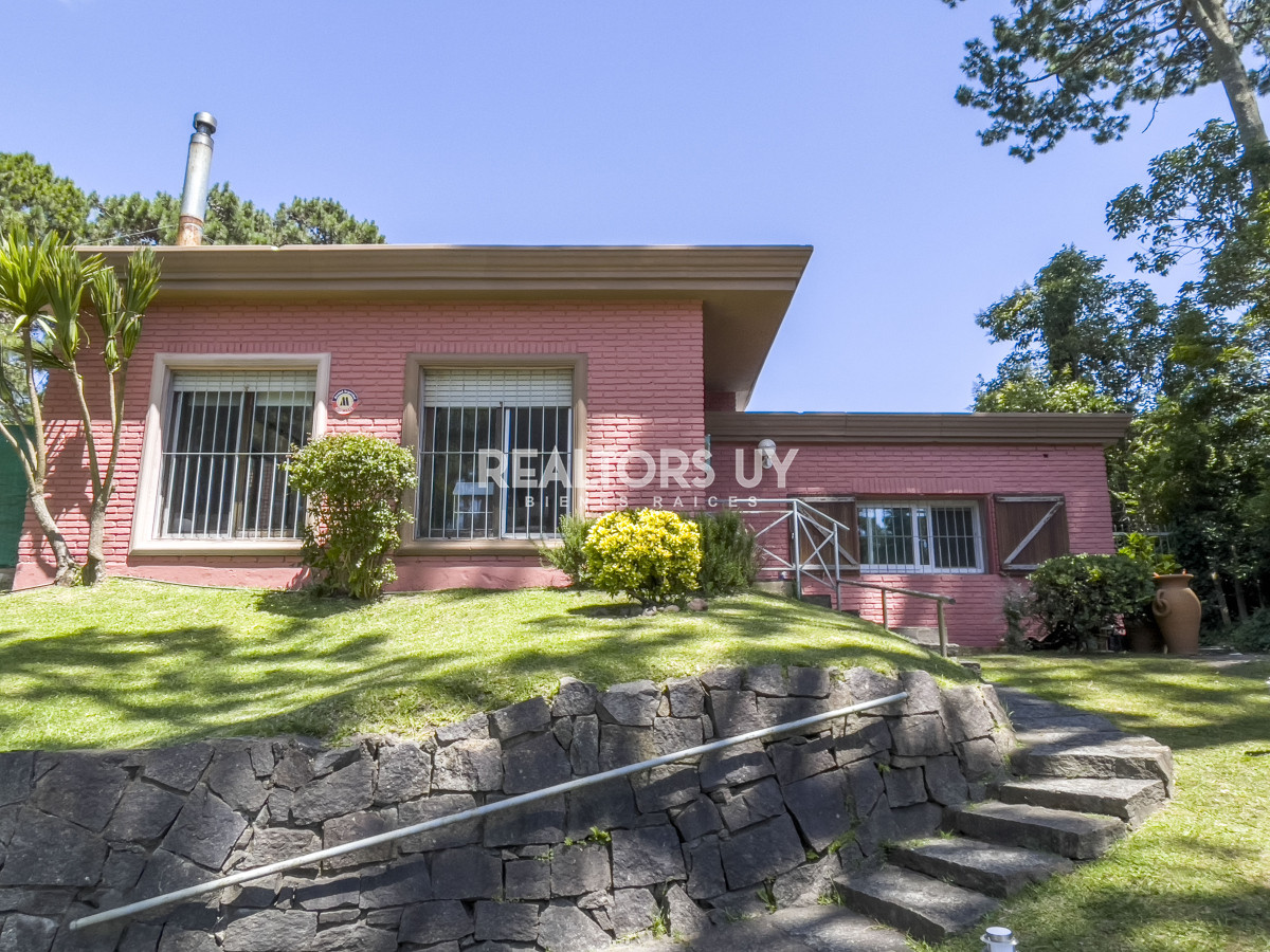 Casa ID.464 - Barrio Lugano. Casa reciclada a metros de Roosevelt. Zona Punta Shopping.
