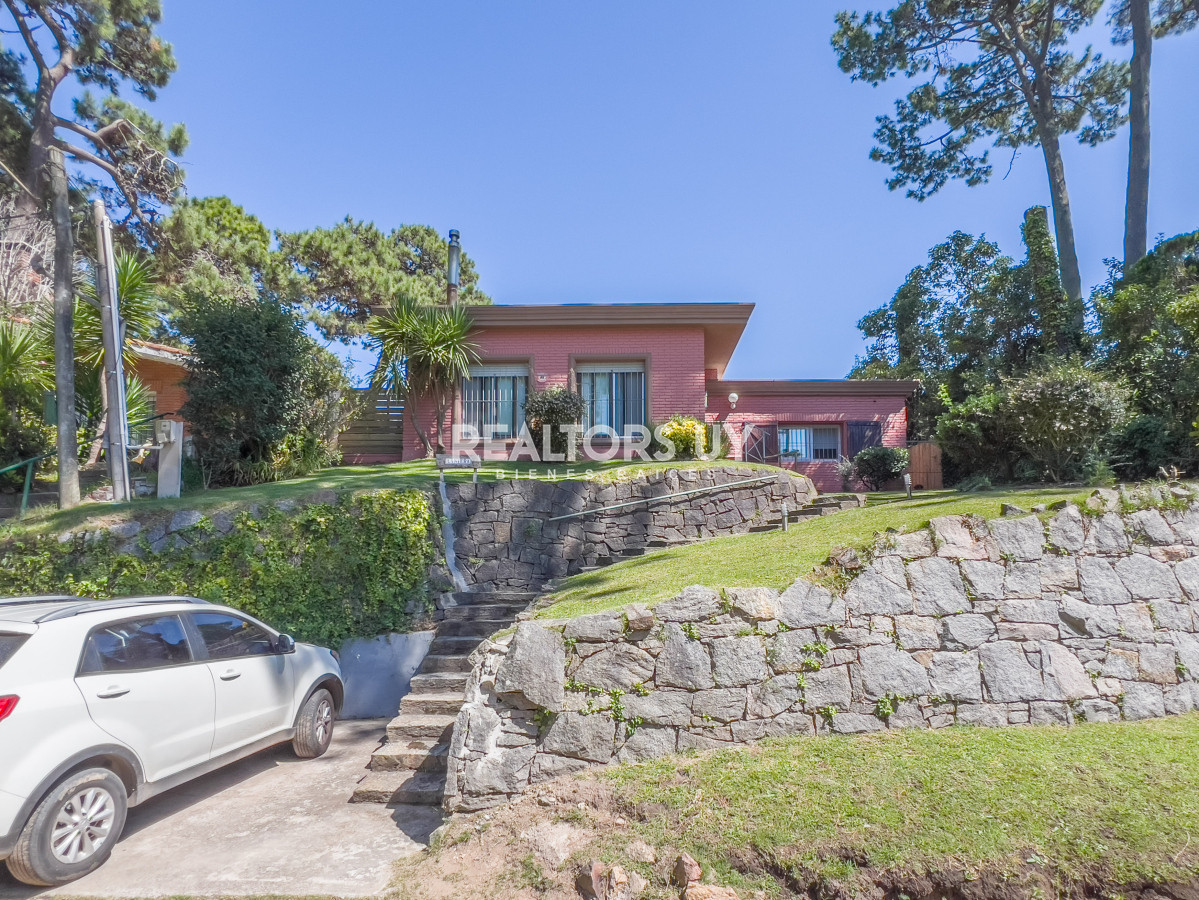 Casa ID.464 - Barrio Lugano. Casa reciclada a metros de Roosevelt. Zona Punta Shopping.