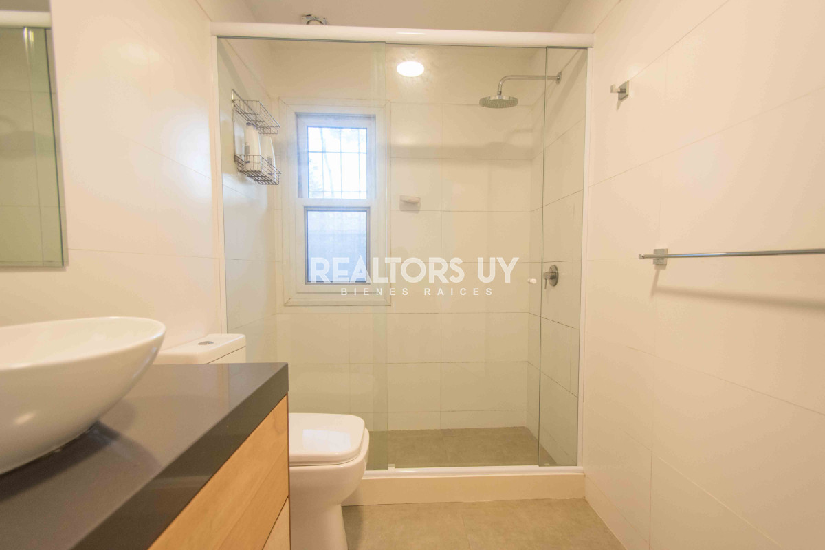 Casa ID.464 - Barrio Lugano. Casa reciclada a metros de Roosevelt. Zona Punta Shopping.