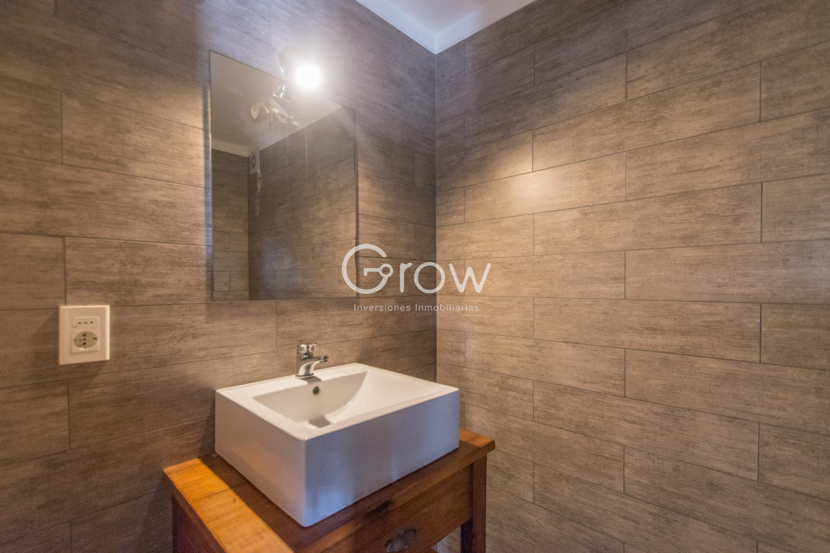 Casa ID.2820 - Casa en dos plantas sobre Av. Camacho