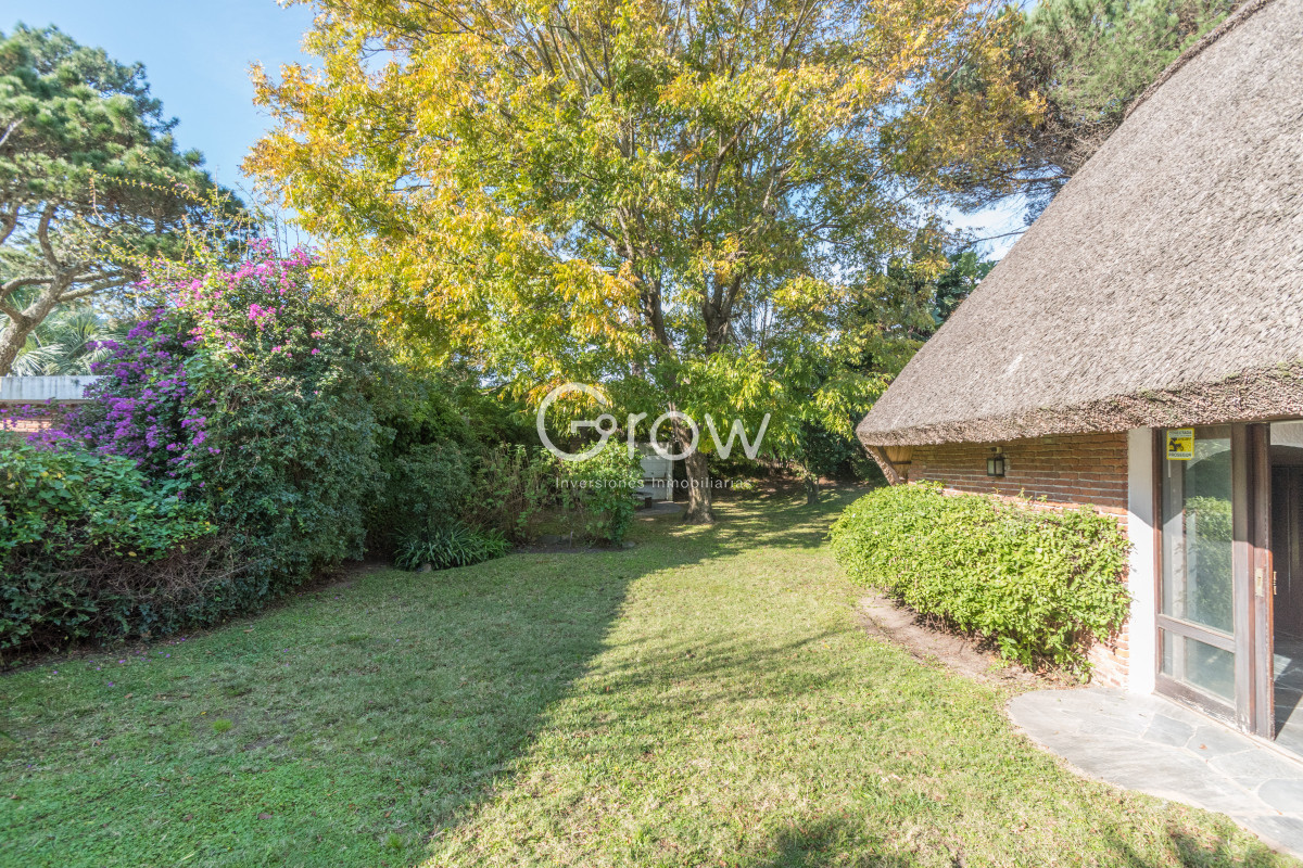 Casa ID.2820 - Casa en dos plantas sobre Av. Camacho