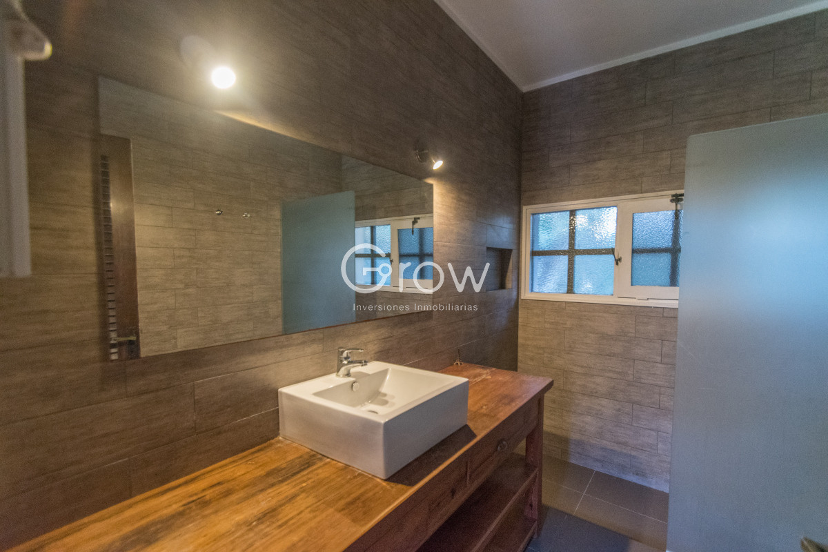 Casa ID.2820 - Casa en dos plantas sobre Av. Camacho