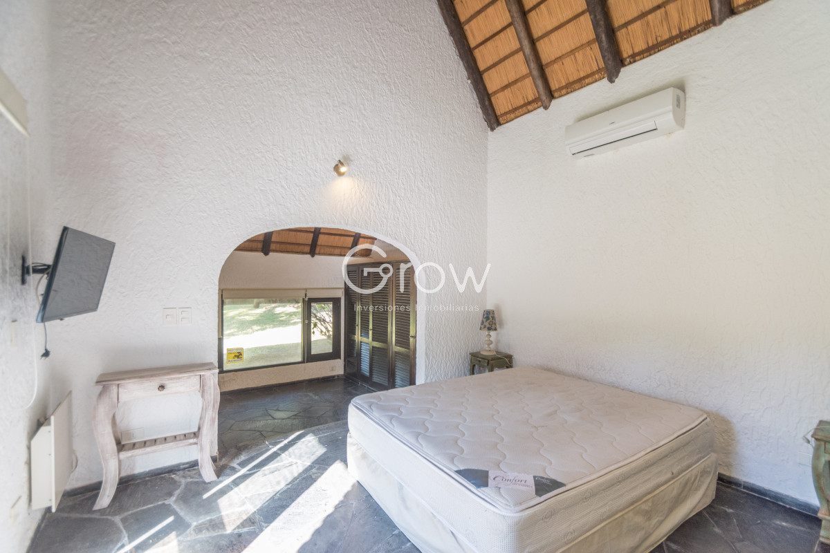 Casa ID.2820 - Casa en dos plantas sobre Av. Camacho