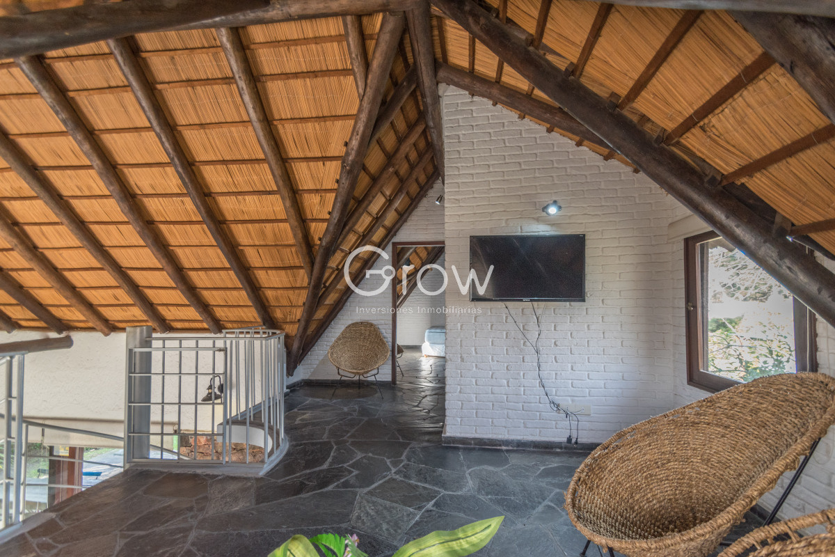 Casa ID.2820 - Casa en dos plantas sobre Av. Camacho