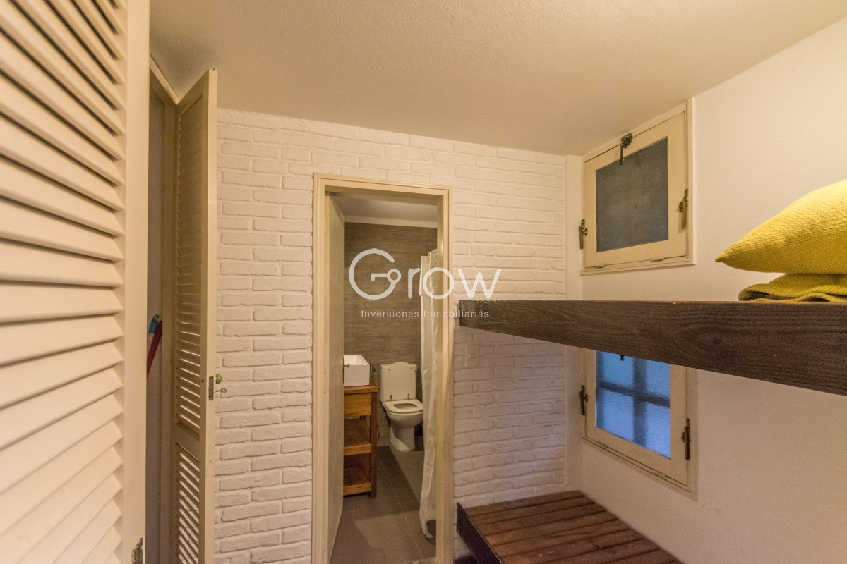 Casa ID.2820 - Casa en dos plantas sobre Av. Camacho