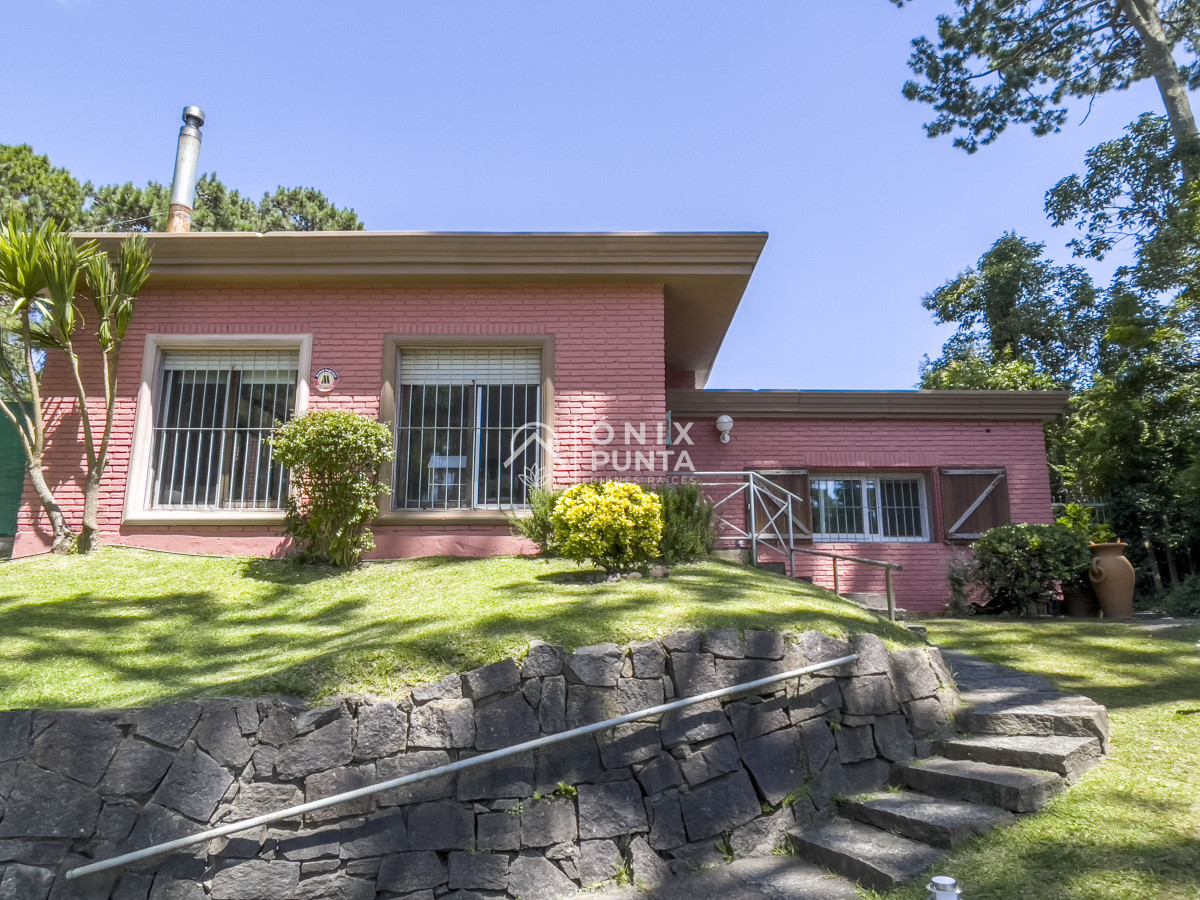 Casa ID.492 - Barrio Lugano. Casa reciclada a metros de Roosevelt. Zona Punta Shopping.