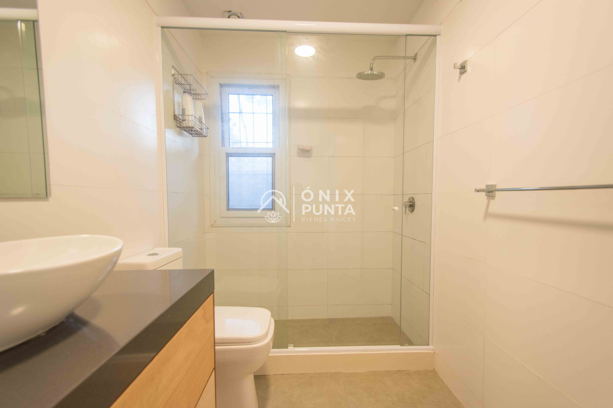 Casa ID.492 - Barrio Lugano. Casa reciclada a metros de Roosevelt. Zona Punta Shopping.
