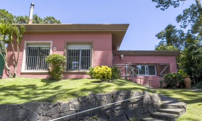 Barrio Lugano. Casa reciclada a metros de Roosevelt. Zona Punta Shopping.