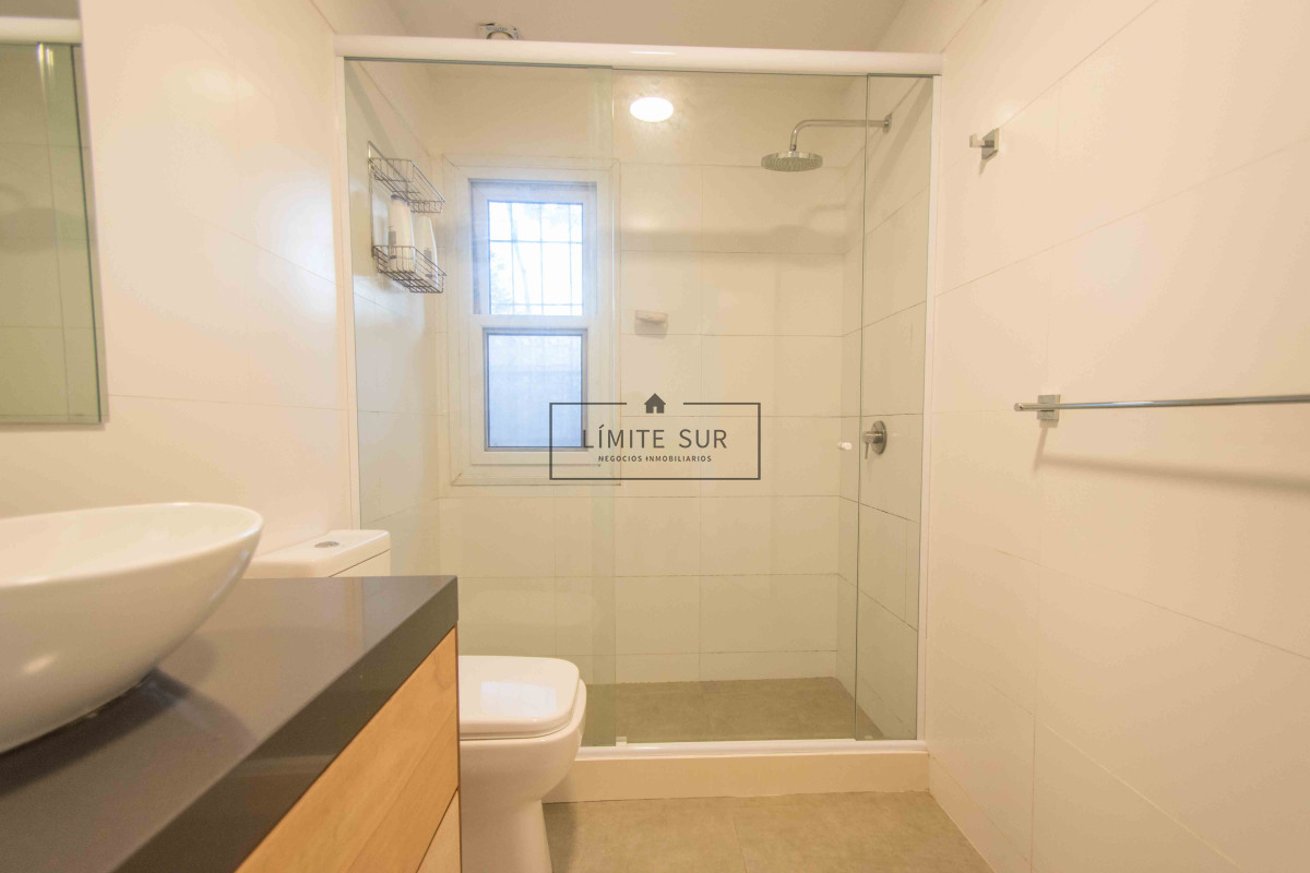 Casa ID.161 - Barrio Lugano. Casa reciclada a metros de Roosevelt. Zona Punta Shopping.