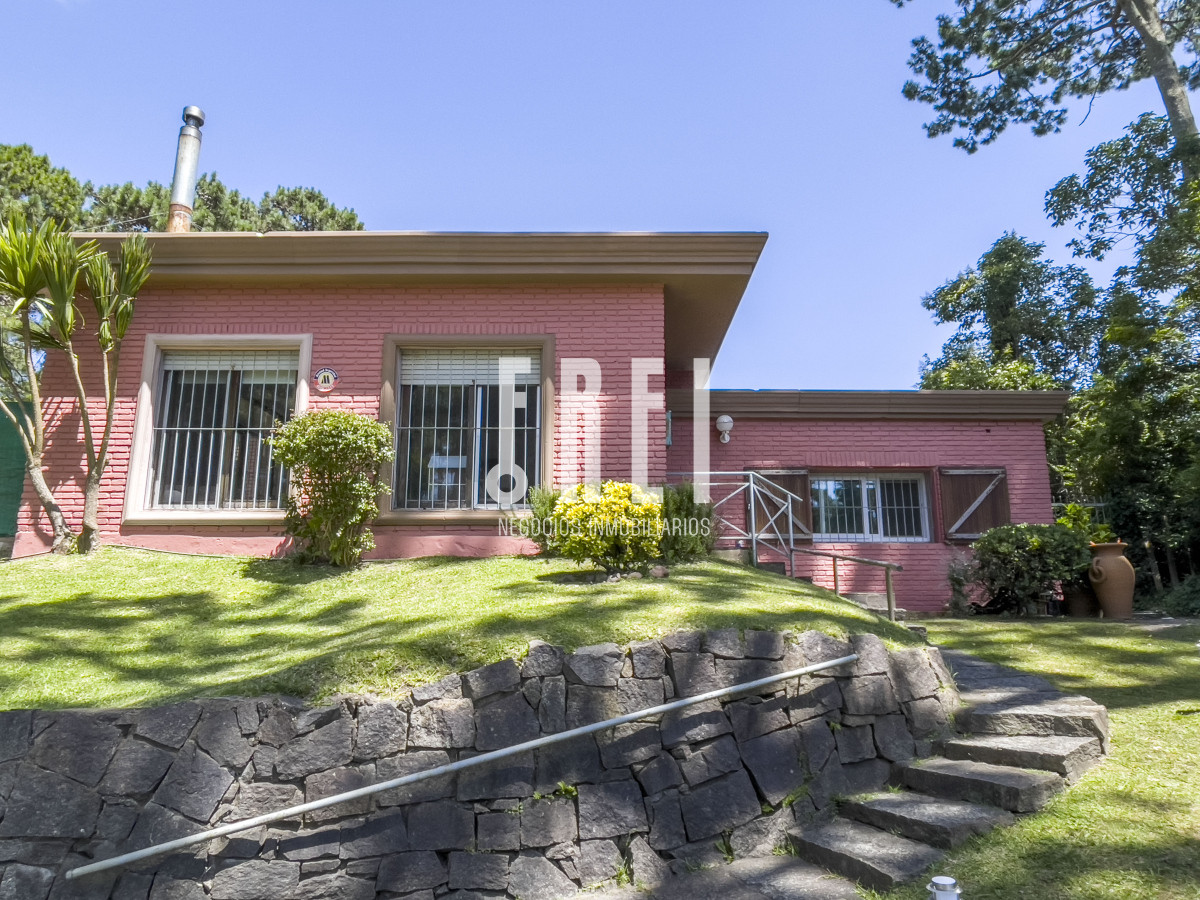 Casa ID.198 - Barrio Lugano. Casa reciclada a metros de Roosevelt. Zona Punta Shopping.