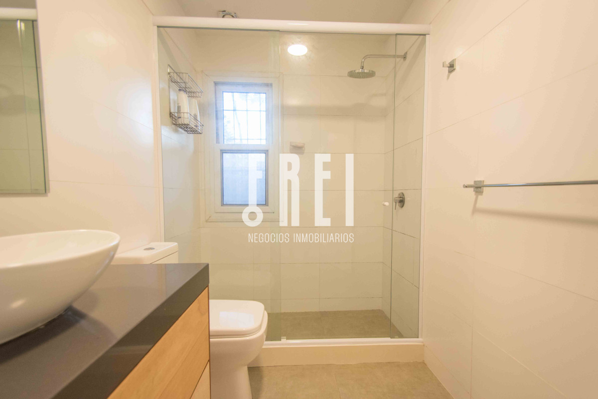 Casa ID.198 - Barrio Lugano. Casa reciclada a metros de Roosevelt. Zona Punta Shopping.