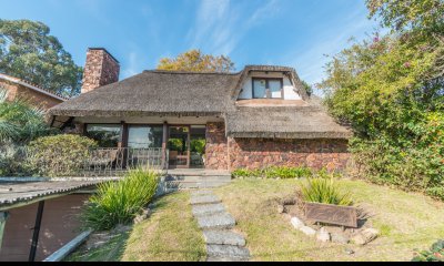 Chalet en dos plantas sobre Av. Camacho. Playa Mansa
