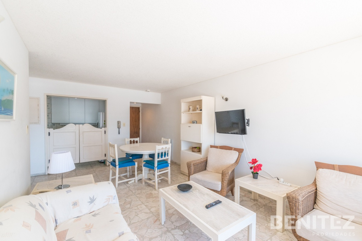 Apartamento ID.155 - Torre Libertador. Amplio apartamento de 1 dormitorio y medio. Frente a la Plaza.