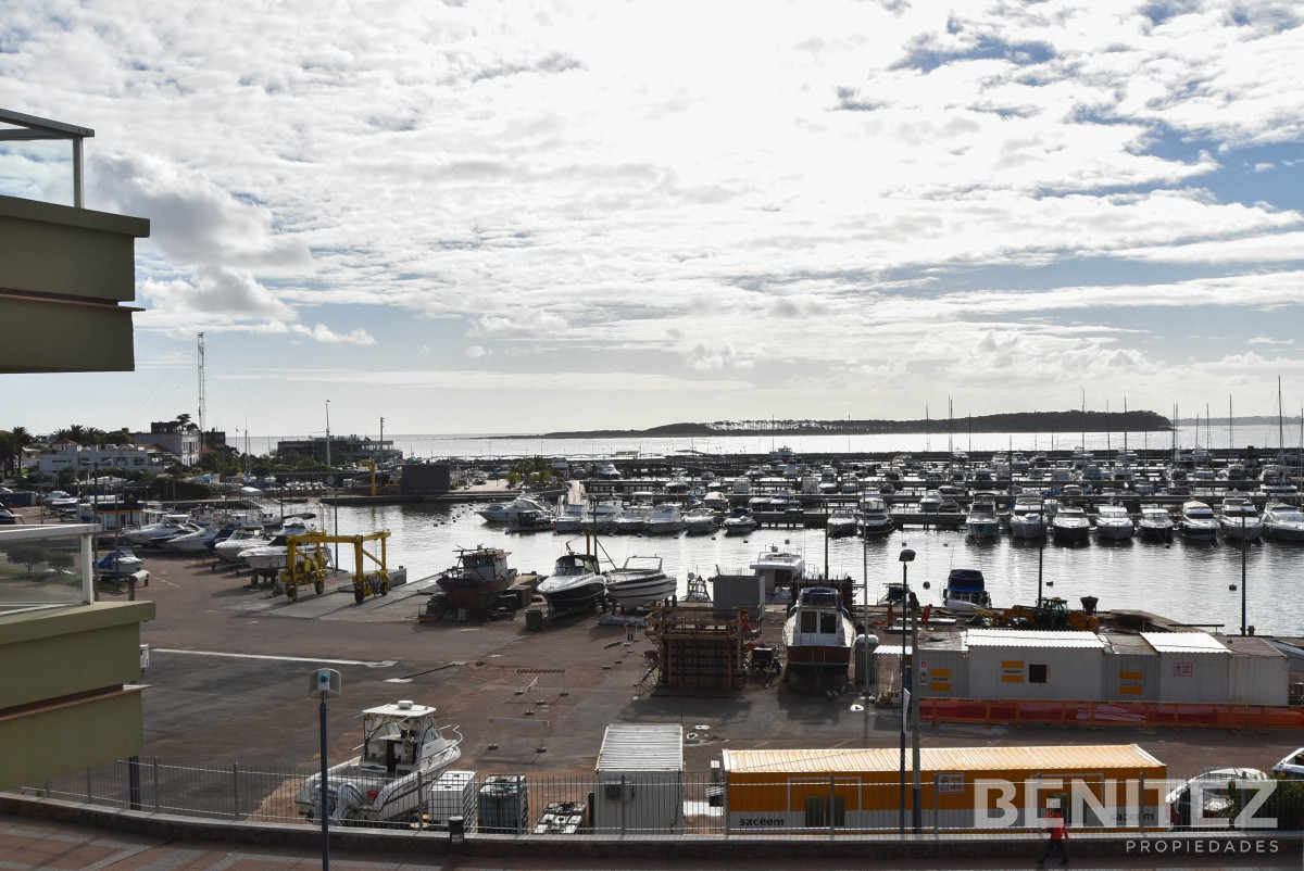 Apartamento ID.8210 - Primera fila al Puerto. Apartamento en venta de 4 dormitorios. Oportunidad!