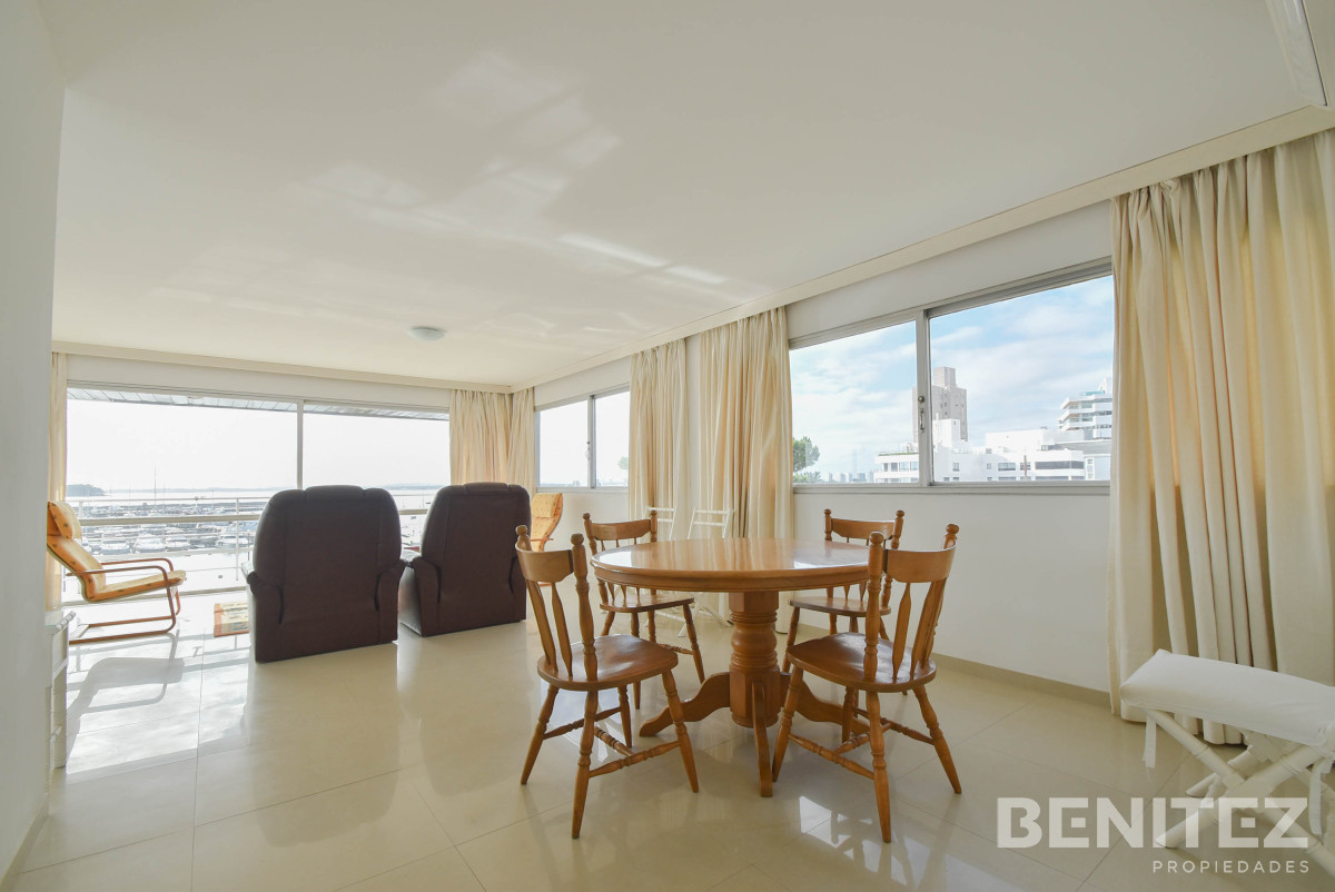 Apartamento ID.8210 - Primera fila al Puerto. Apartamento en venta de 4 dormitorios. Oportunidad!