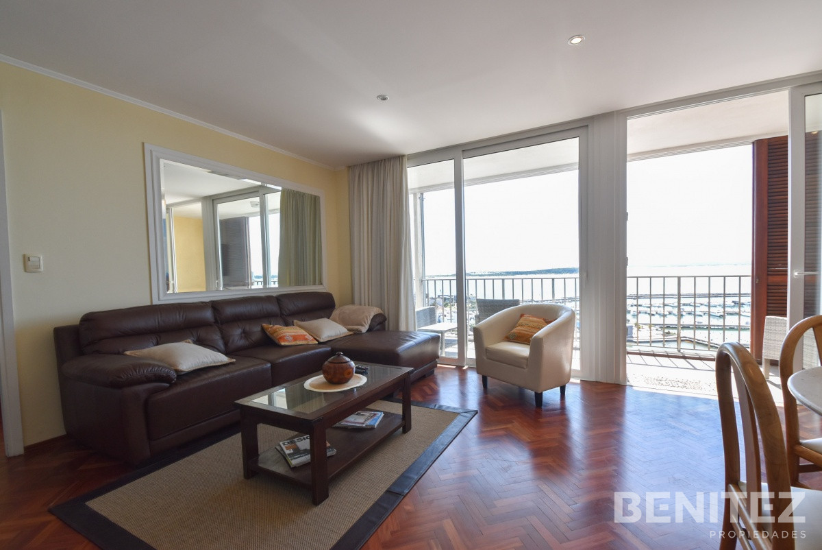 Apartamento ID.7354 - Único! Primera fila al Puerto. Amplio living. 1 dorm + 2 baños. 