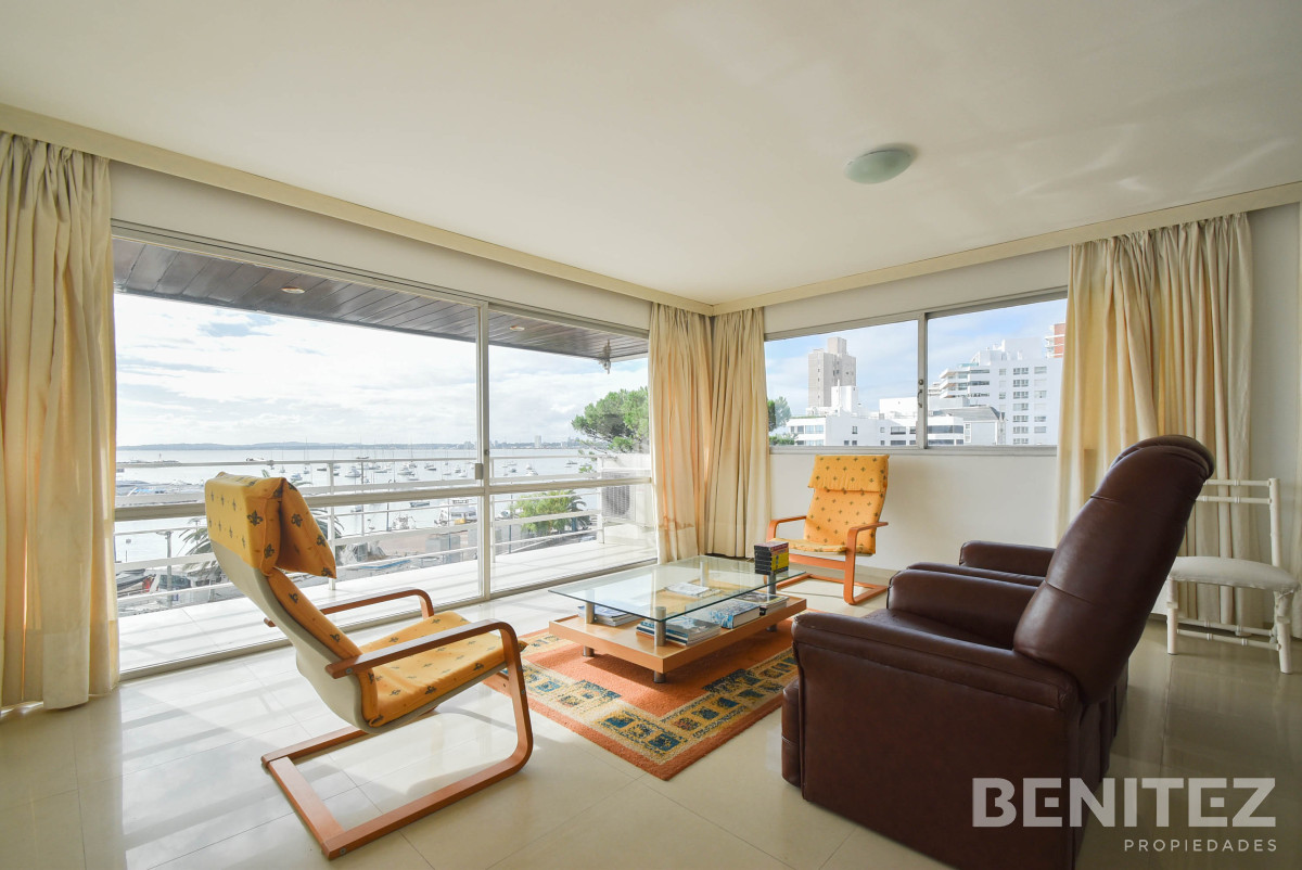 Apartamento ID.8210 - Primera fila al Puerto. Apartamento en venta de 4 dormitorios. Oportunidad!