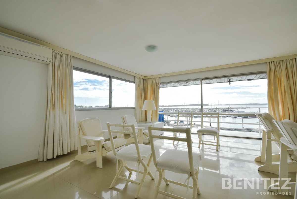 Apartamento ID.8210 - Primera fila al Puerto. Apartamento en venta de 4 dormitorios. Oportunidad!