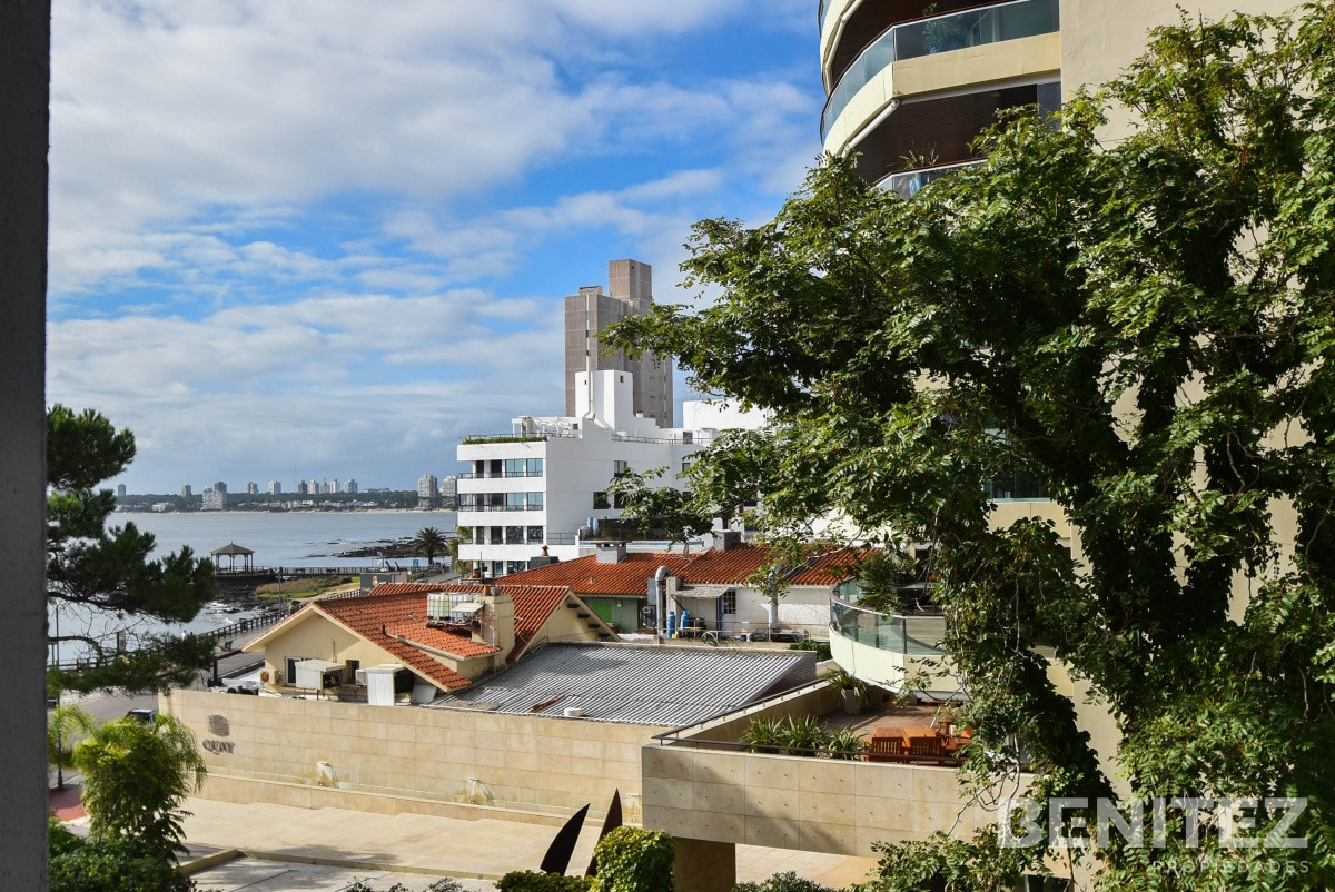 Apartamento ID.8210 - Primera fila al Puerto. Apartamento en venta de 4 dormitorios. Oportunidad!