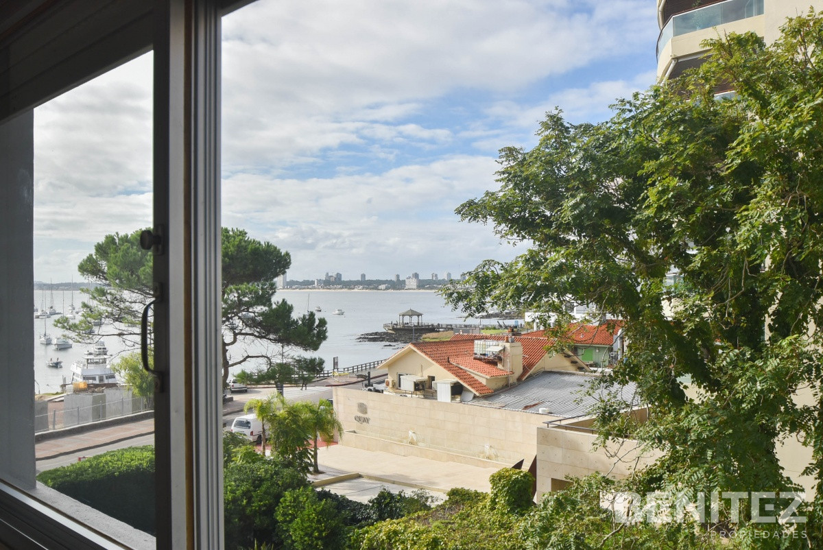 Apartamento ID.8210 - Primera fila al Puerto. Apartamento en venta de 4 dormitorios. Oportunidad!