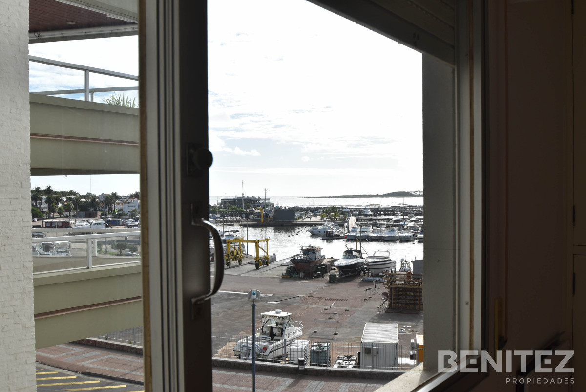 Apartamento ID.8210 - Primera fila al Puerto. Apartamento en venta de 4 dormitorios. Oportunidad!