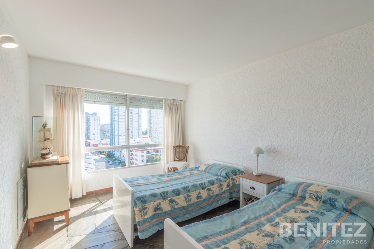 Apartamento ID.9330 - Amplio esquinero de 3 dormitorios en Peninsula. Torre con servicios.
