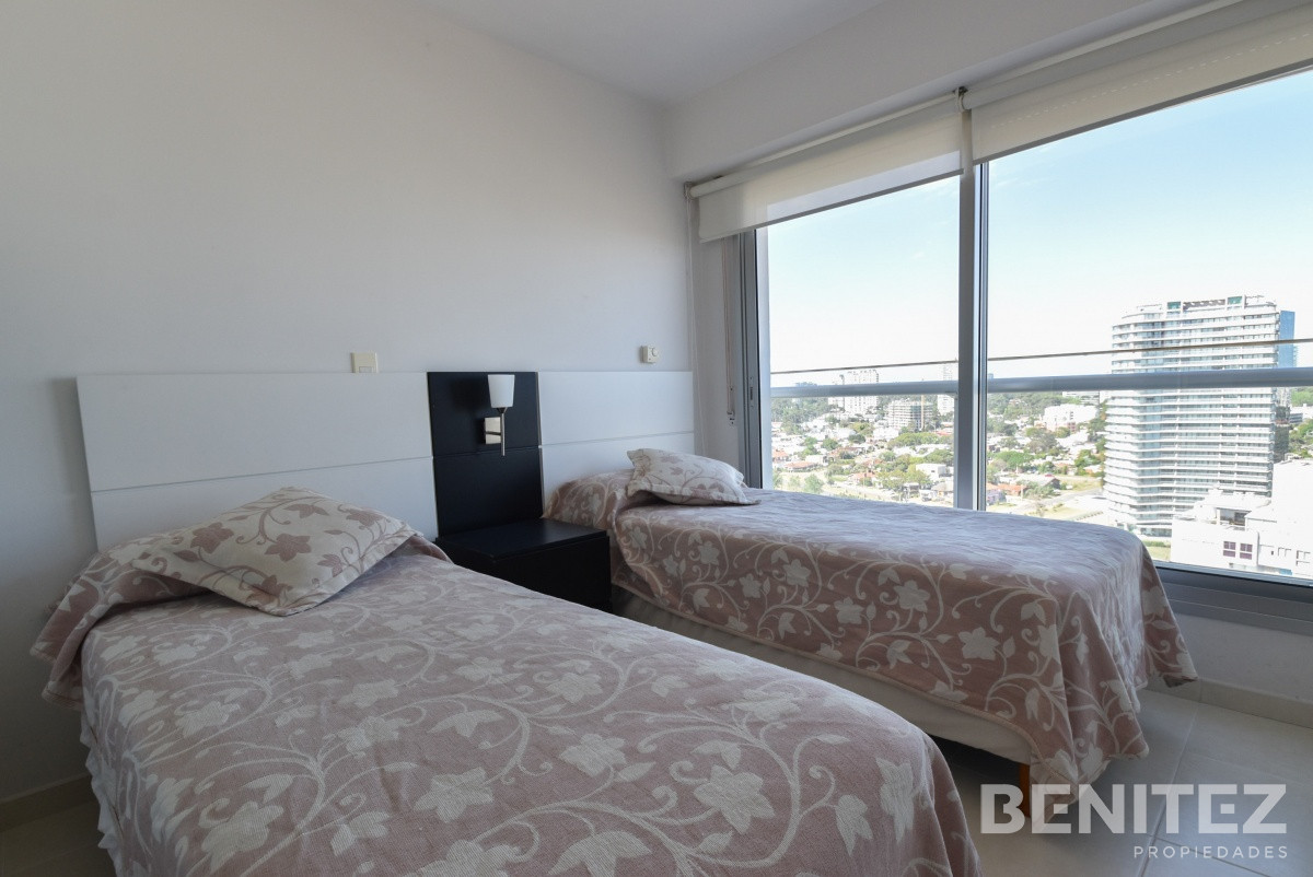 Apartamento ID.5998 - Seasons Tower piso alto! 2 dormitorios con espectacular vista. Playa Mansa