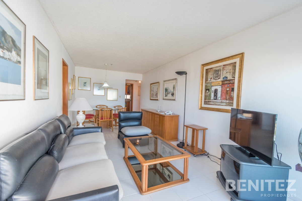 Apartamento ID.9510 - Apartamento en venta de 2 dormitorios + 2 baños y dependencia de servicio.