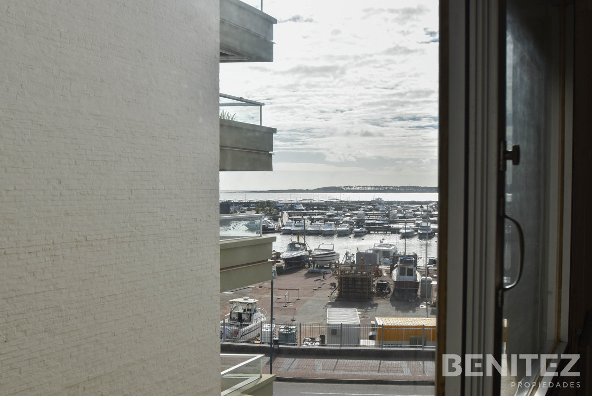 Apartamento ID.8210 - Primera fila al Puerto. Apartamento en venta de 4 dormitorios. Oportunidad!