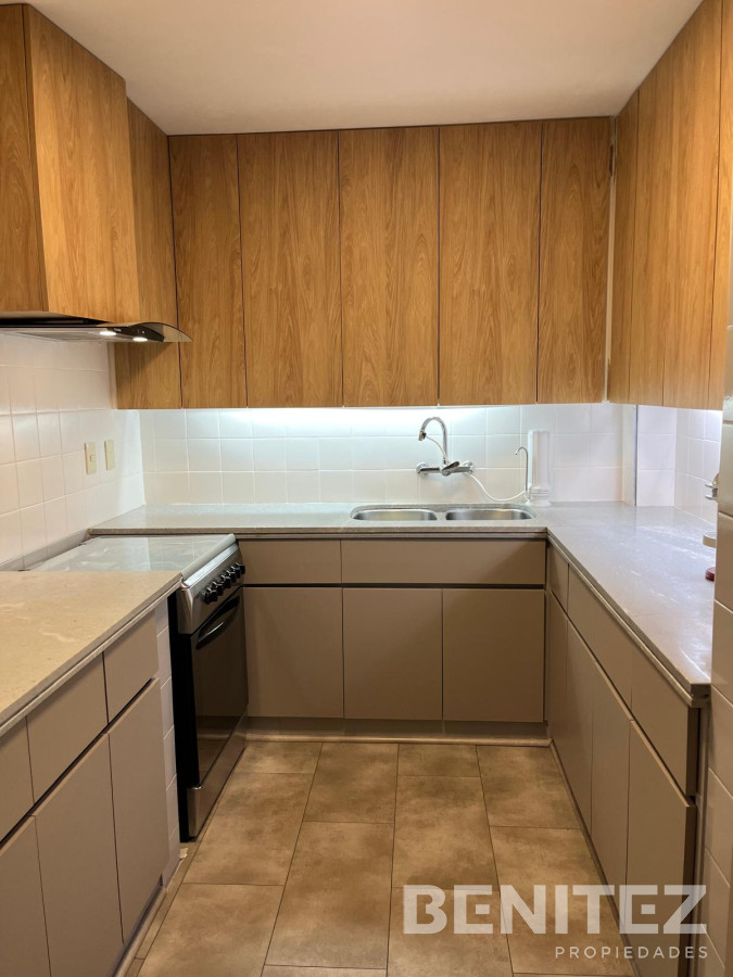 Apartamento ID.9330 - Amplio esquinero de 3 dormitorios en Peninsula. Torre con servicios.
