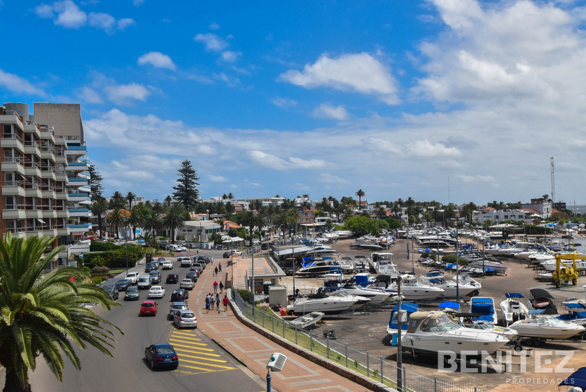 Apartamento ID.8210 - Primera fila al Puerto. Apartamento en venta de 4 dormitorios. Oportunidad!
