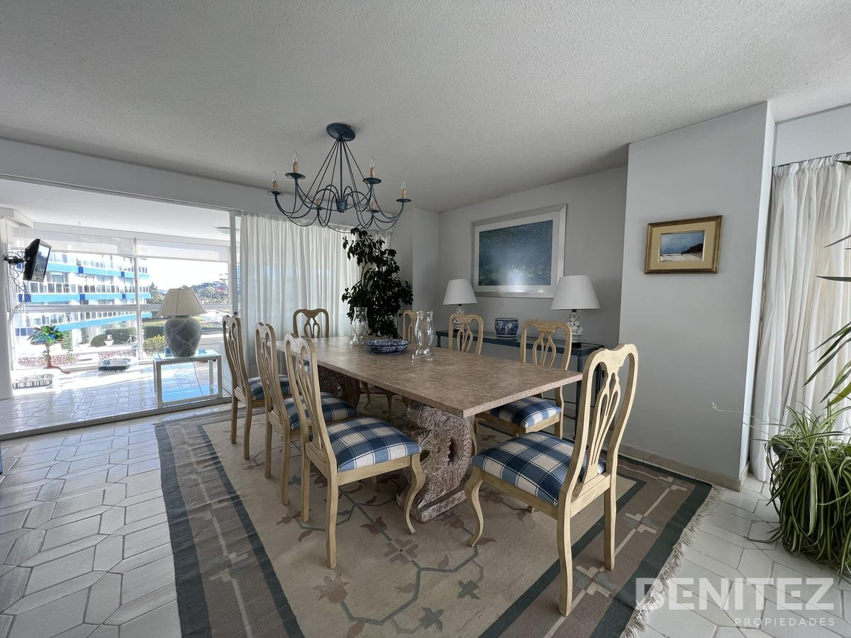 Apartamento ID.9395 - Apartamento en venta de 3 dormitorios  + dependencia de servicio en primera fila