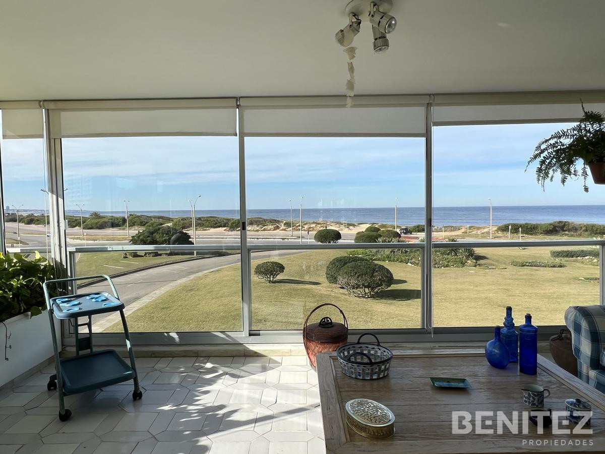 Apartamento ID.9395 - Apartamento en venta de 3 dormitorios  + dependencia de servicio en primera fila