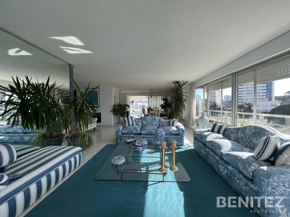 Apartamento ID.9395 - Apartamento en venta de 3 dormitorios  + dependencia de servicio en primera fila