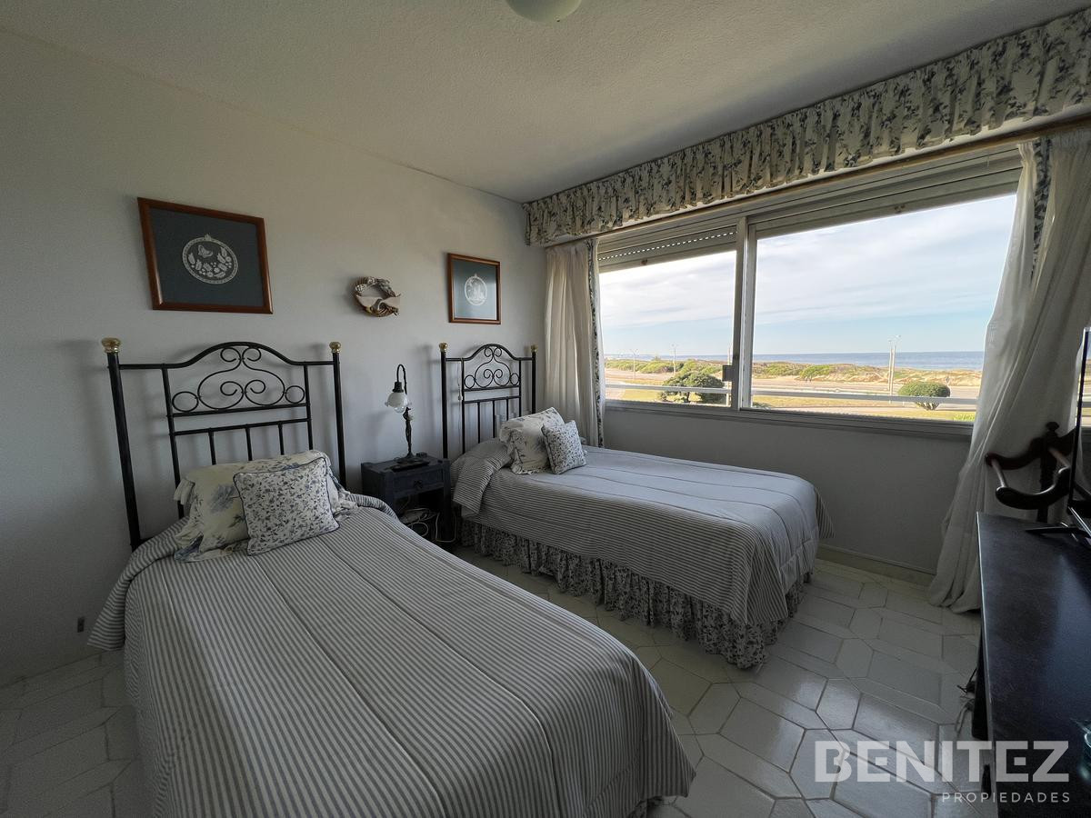 Apartamento ID.9395 - Apartamento en venta de 3 dormitorios  + dependencia de servicio en primera fila