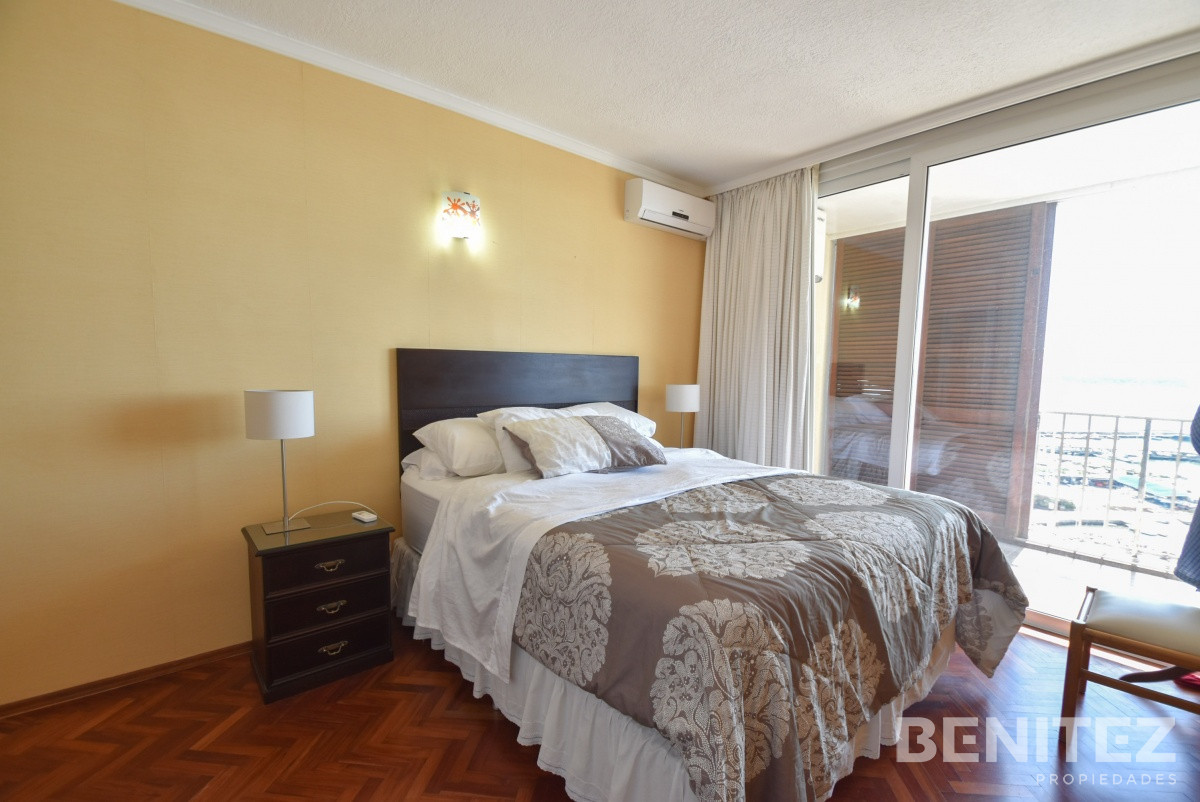 Apartamento ID.7354 - Único! Primera fila al Puerto. Amplio living. 1 dorm + 2 baños. 