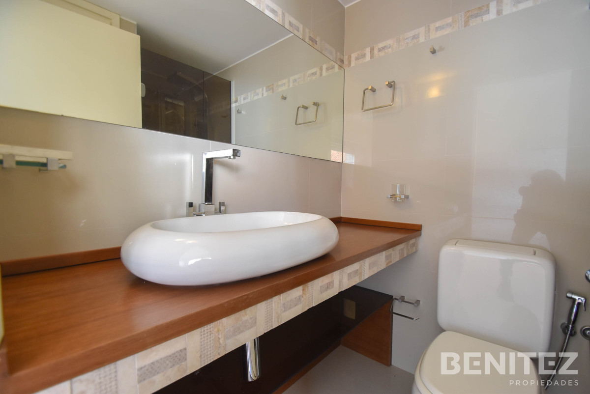 Apartamento ID.8210 - Primera fila al Puerto. Apartamento en venta de 4 dormitorios. Oportunidad!