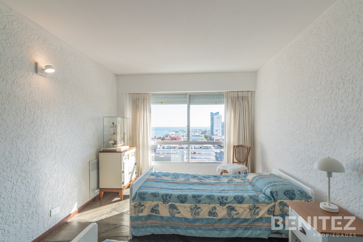Apartamento ID.9330 - Amplio esquinero de 3 dormitorios en Peninsula. Torre con servicios.