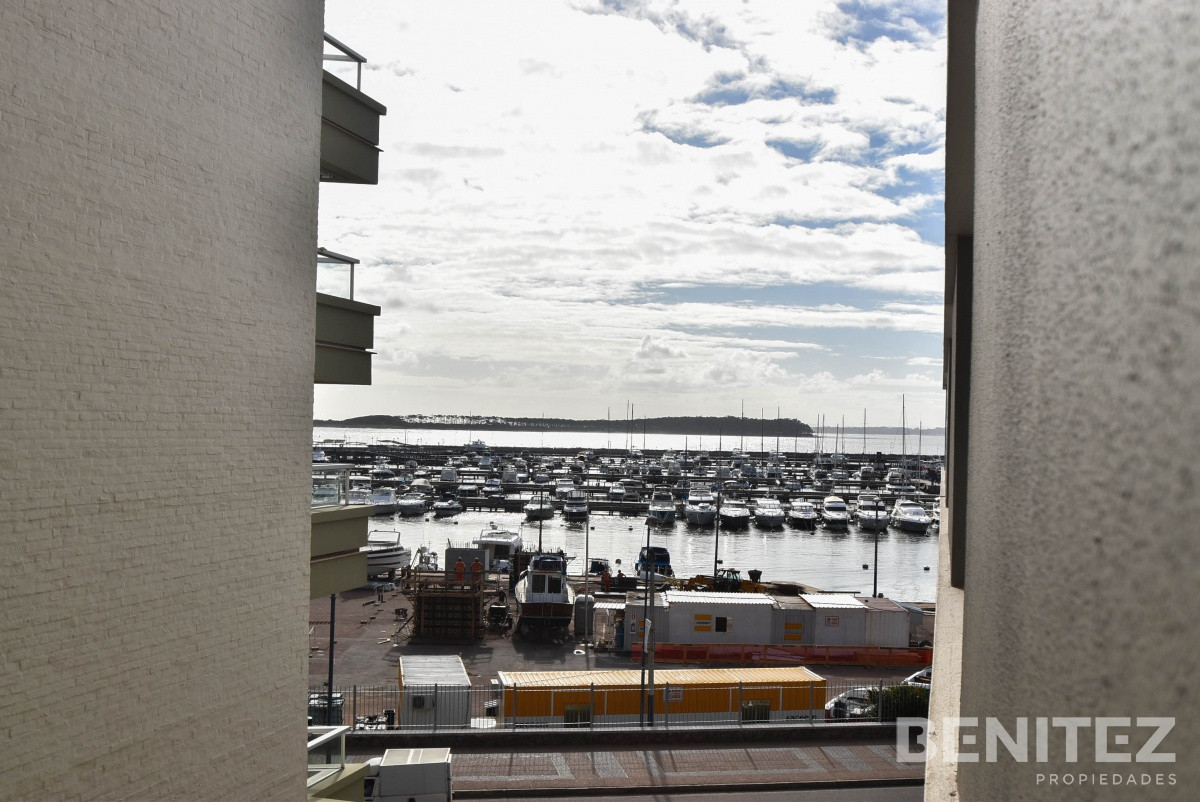 Apartamento ID.8210 - Primera fila al Puerto. Apartamento en venta de 4 dormitorios. Oportunidad!