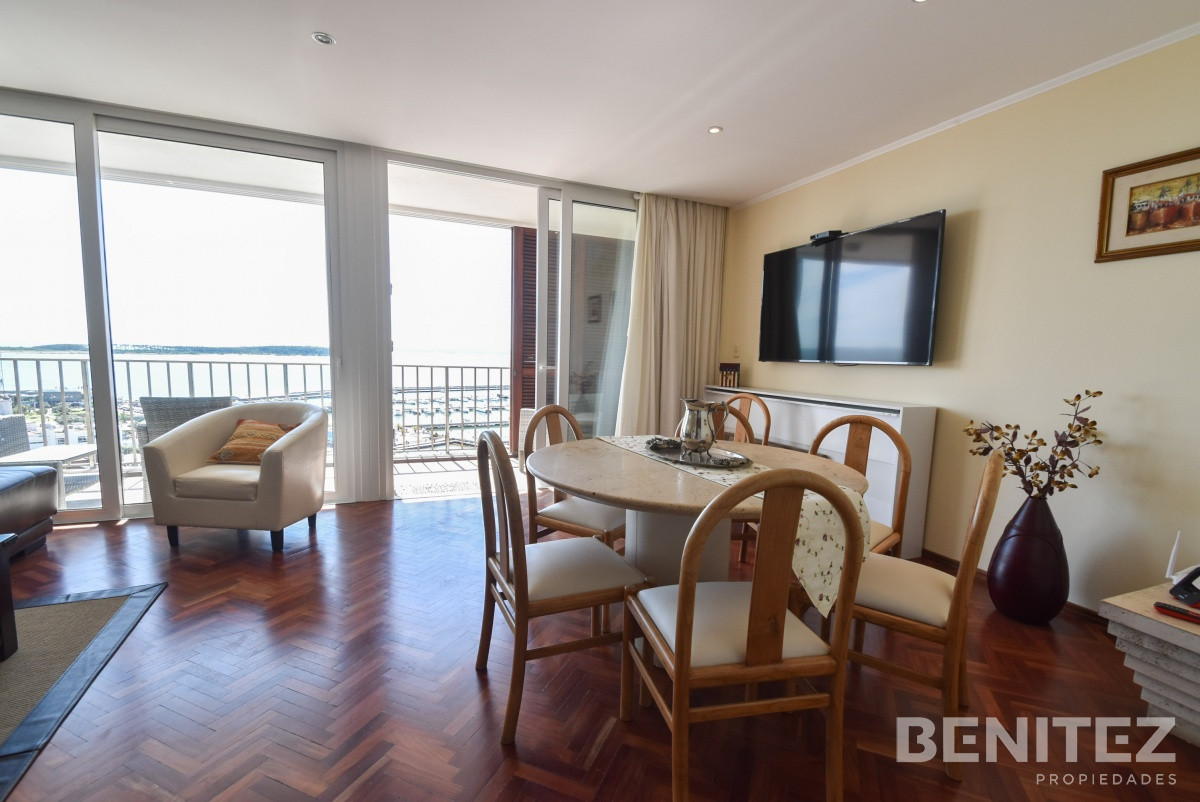 Apartamento ID.7354 - Único! Primera fila al Puerto. Amplio living. 1 dorm + 2 baños. 
