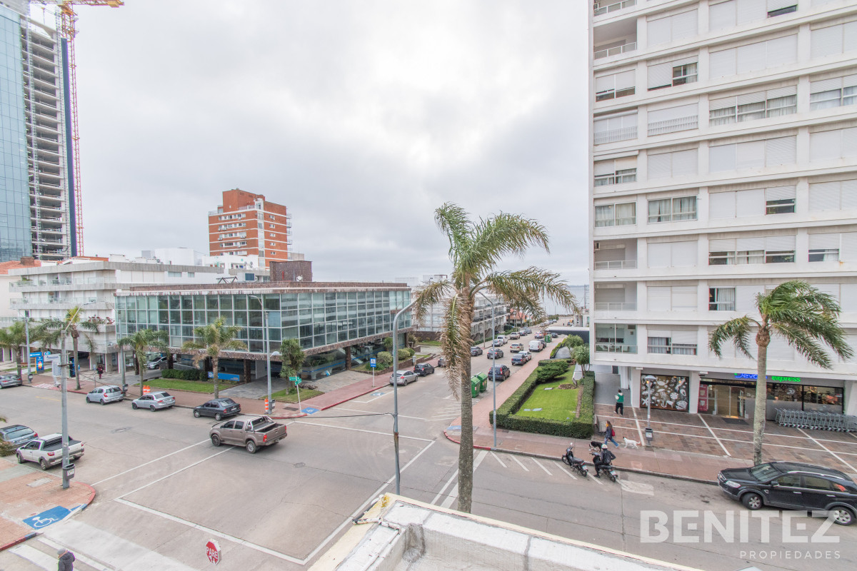 Apartamento ID.575 - Imperdible! Esquinero de 3 dormitorios. Pintos Risso.