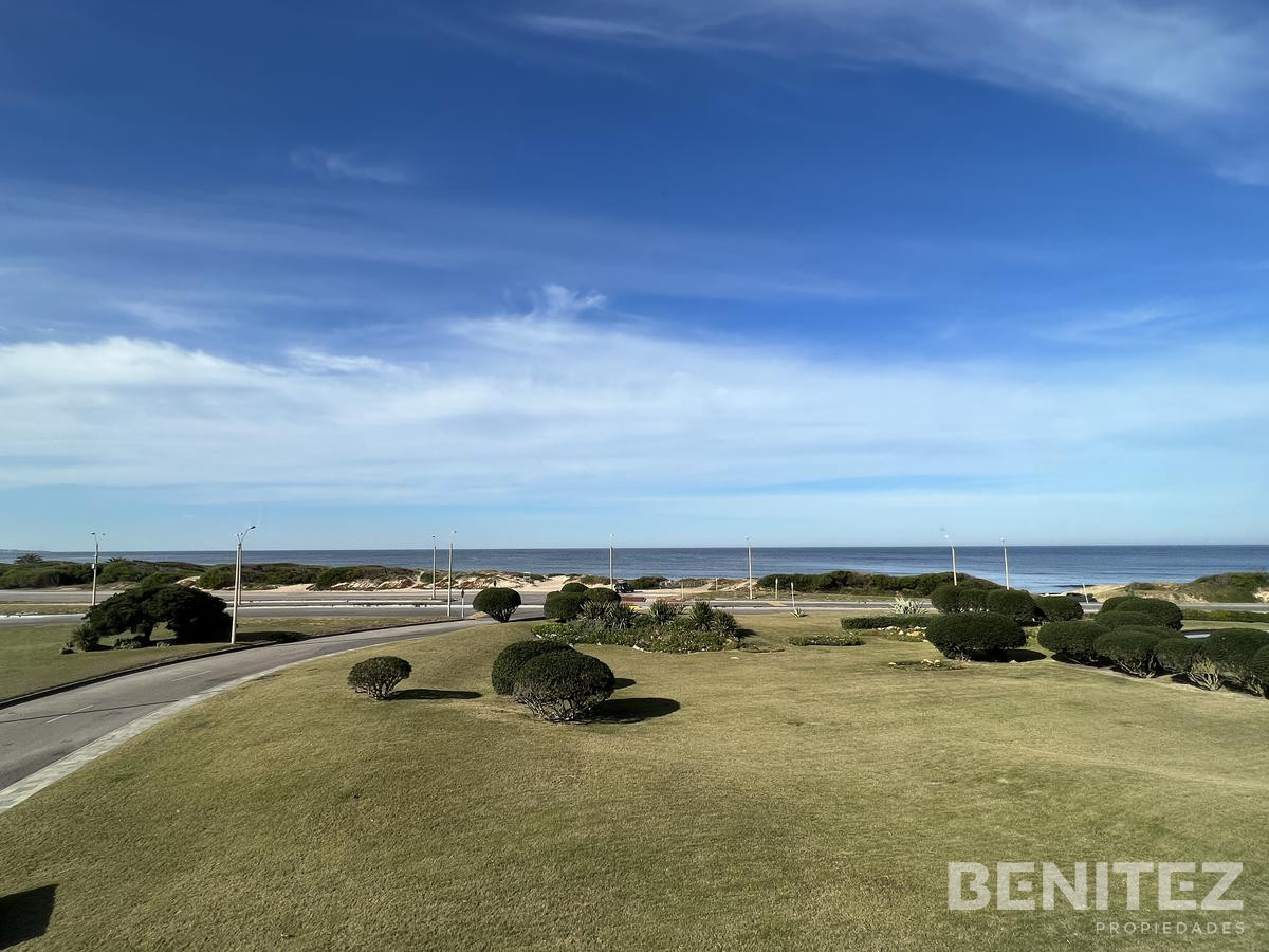 Apartamento ID.9395 - Apartamento en venta de 3 dormitorios  + dependencia de servicio en primera fila