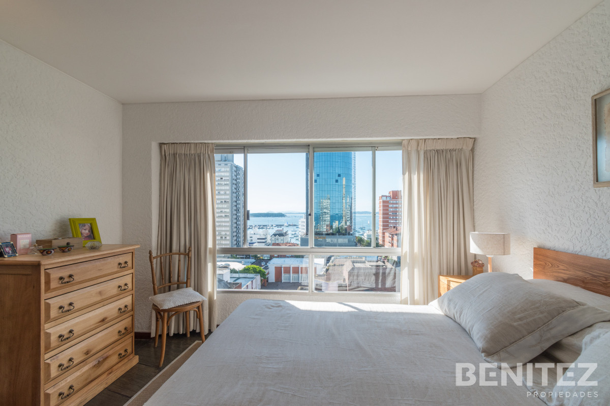 Apartamento ID.9330 - Amplio esquinero de 3 dormitorios en Peninsula. Torre con servicios.