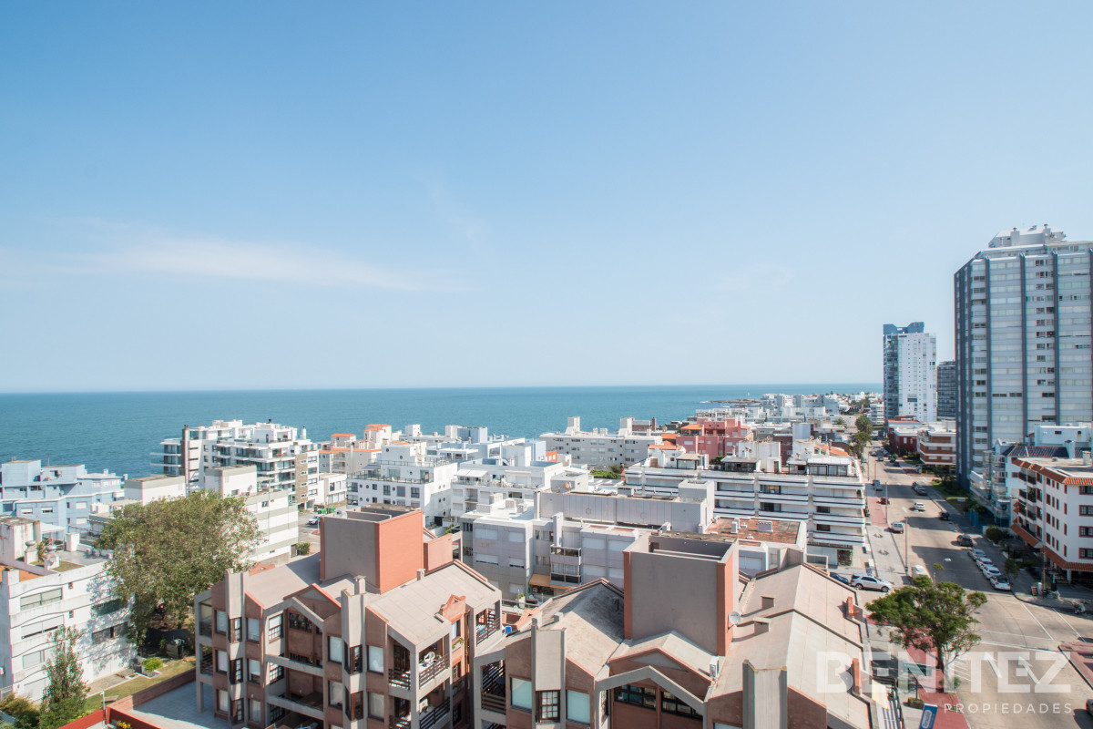 Apartamento ID.9330 - Amplio esquinero de 3 dormitorios en Peninsula. Torre con servicios.