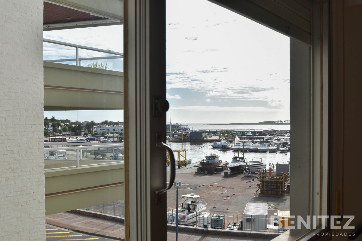 Apartamento ID.8210 - Primera fila al Puerto. Apartamento en venta de 4 dormitorios. Oportunidad!
