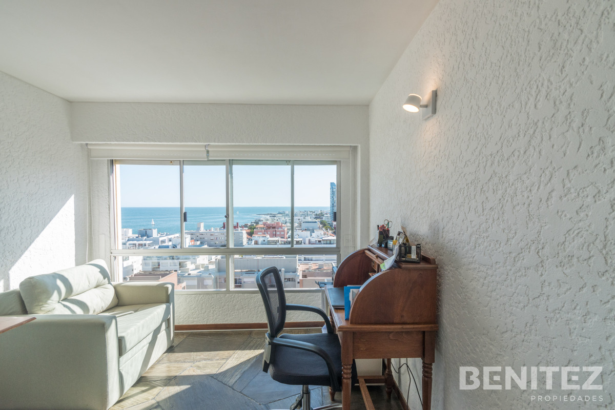 Apartamento ID.9330 - Amplio esquinero de 3 dormitorios en Peninsula. Torre con servicios.