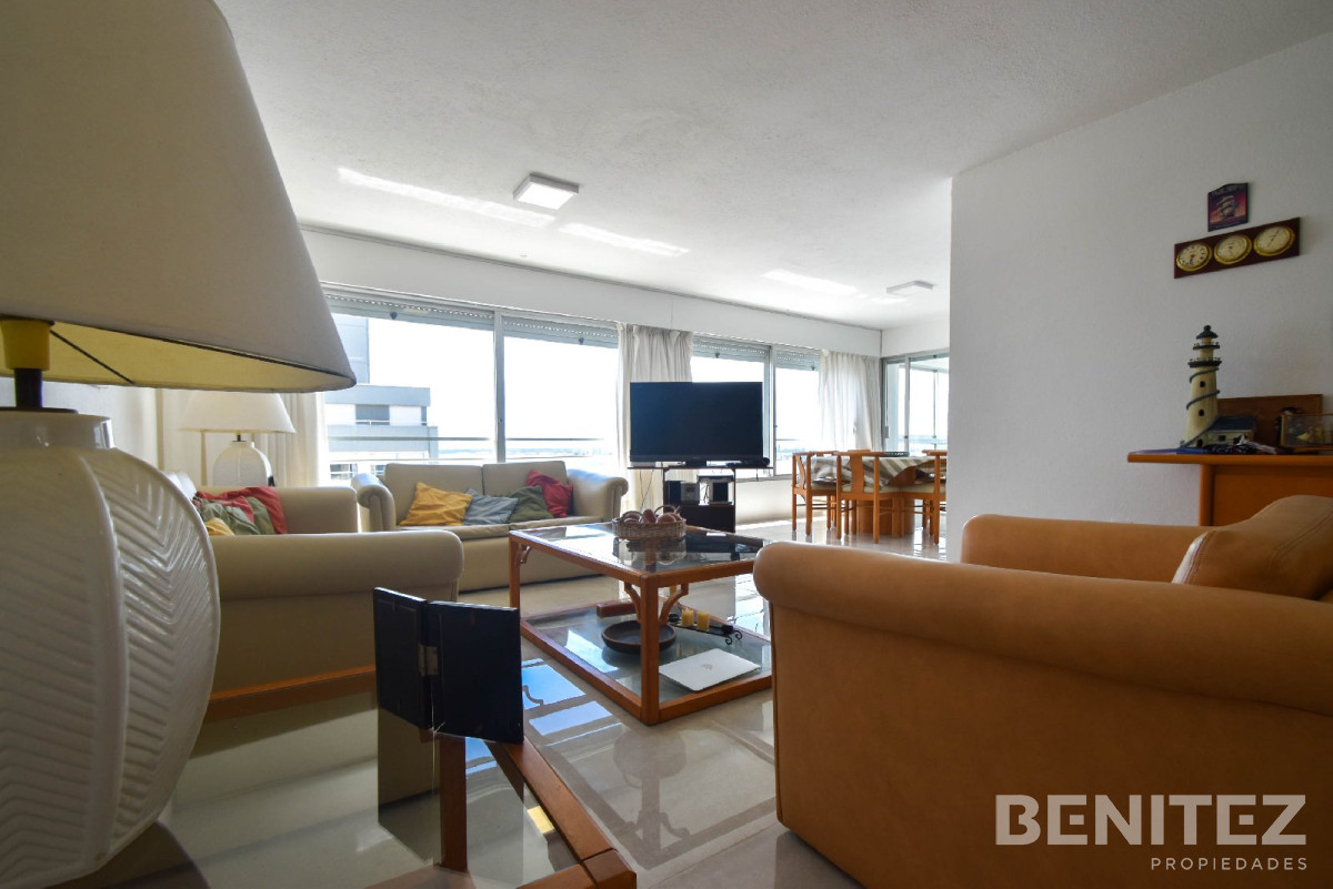 Apartamento ID.7972 - Excelente apartamento en venta de 3 dormitorios reciclado - Vista Puerto, reciclado. Punta del Este